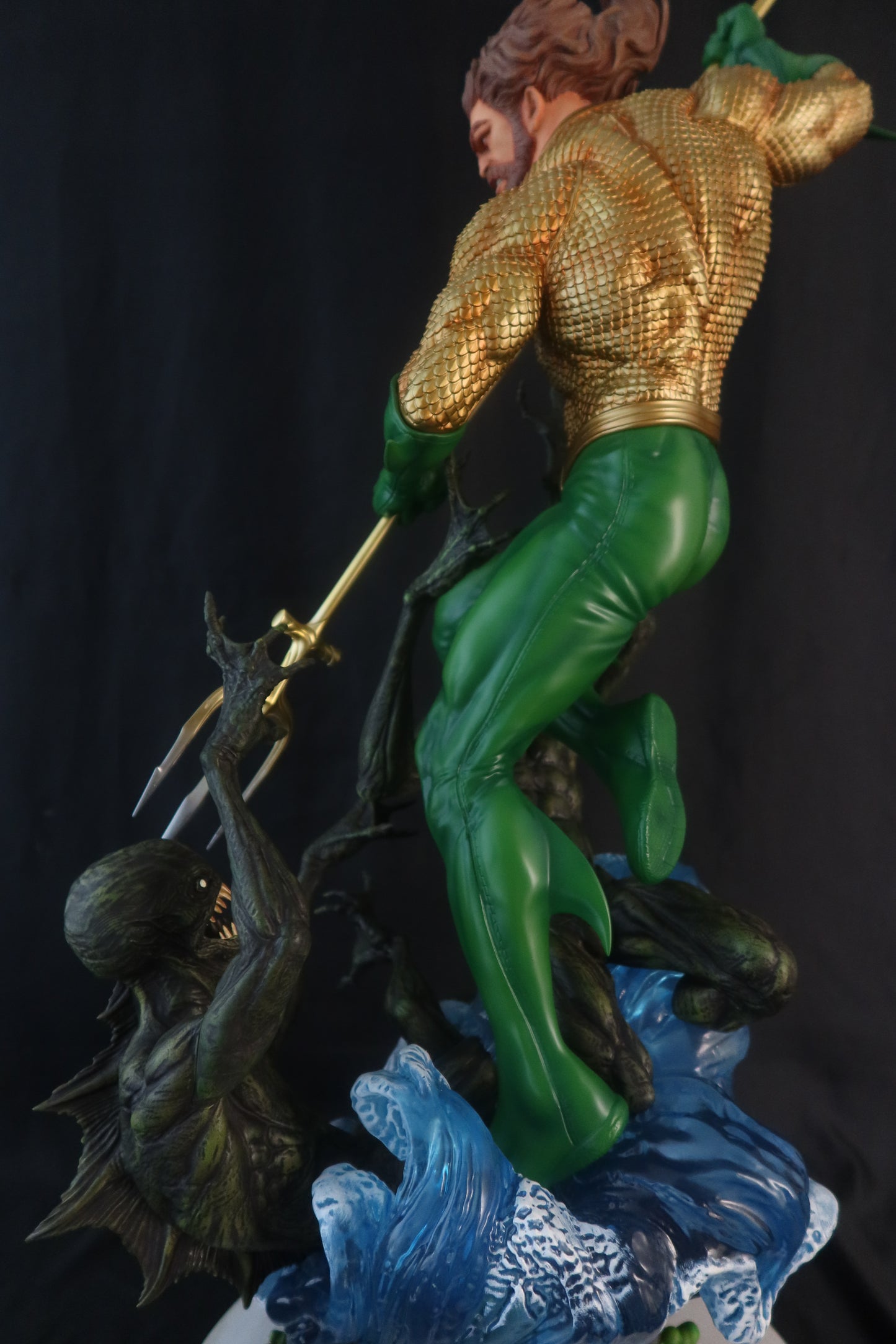 1/4 aquaman statue